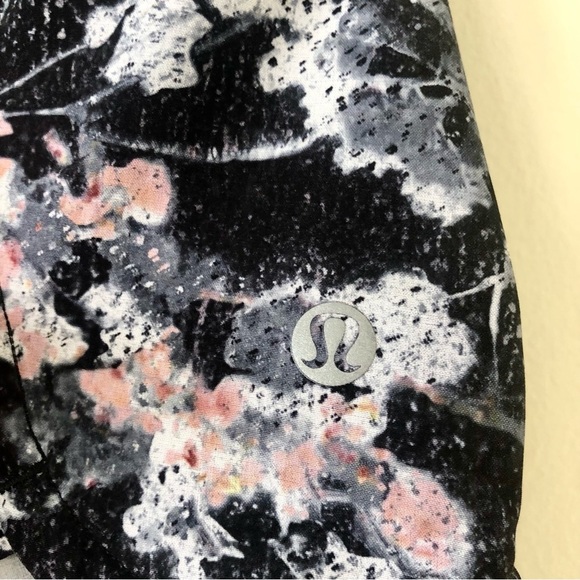 Lululemon Run Times Short II in Spring Bloom Multi Black Size 8 - Picture 8 of 11